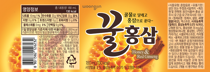 식품유형: 혼합음료 유통기한: 상단 또는 뚜껑표시일까지 제조원 및 판매원: 웅진식품㈜ 충남 공주시 유구읍 유구마곡사로 136-24 원재료명: 정제수, 설탕, 사양벌꿀(국산), 덱스트린, 사과농축액(칠레산), 홍삼농축액 0.075% (국산, 고형분 60%, 홍삼성분 70mg/g), 합성향료(허니향,홍삼향),구연산, 카라기난, 시클로덱스트린,카라멜색소 *품목보고번호: 19960458039-113 본 제품은 공정거래위원회고시 소비자분쟁해결기준에 의거 교환 또는 환불 받을 수 있습니다. 원료성분에 의해 침전물이 생길 수 있으나 품질에는 이상이 없으므로 잘 흔들어 드십시오. 직사광선을 피해 서늘한 곳에 얼지않게 보관하시고 개봉 후에는 빨리 드십시오. (개봉 시 병구파손 주의) 영양정보 총 내용량 180ml/ 130kcal 나트륨 10mg 1% 탄수화물 33g 10% 당류 33g 33% 지방 0g 0% 트랜스지방 0.0g 포화지방 0g 0% 콜레스테롤 0m 0% 단백질 0g 0% *1일 영양성분 기준치에 대한 비율(%) 2,000kcal 기준이므로 개인의 필요 열량에 따라 다를 수 있습니다. 온장상태(50~60도씨)에서는 14일 이상 보관하지 마시고 뜨거울 수 있으니 음용 시 주의하십시오. 전자레인지에 데우지 마십시오. 이 제품은 알류,우유,메밀,땅콩,대두,밀,복숭아,토마토,아황산류,호두,잣을 사용한 제품과 같은 시설에서 제조합니다. 교환장소: 고객상담실(080-766-6543) 및 구입처. 부정, 불량식품 신고는 국번없이 1399 유리 뚜껑:철