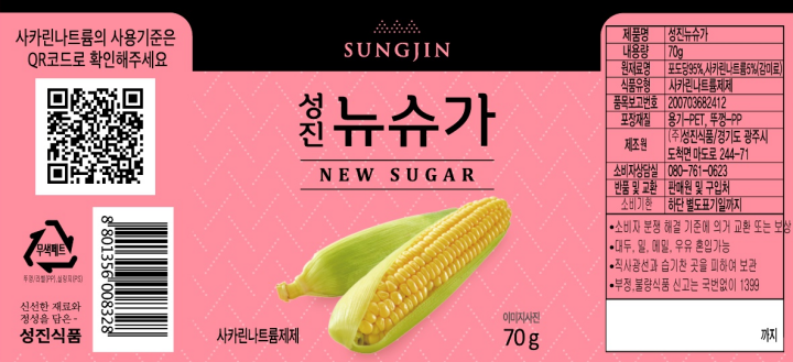 성진뉴슈가 용도 및 사용기준 식품류 사카린나트륨으로서 식품류 1kg당 사용량 소주,탁주,과실주 0.08/kg 이하 아이스크림류,시리얼류,과자,빙과,조미건어포,어육가공물 0.1g/kg 이하 소스,토마토케첩,마요네즈 0.16g/kg 이하 빵류 0.17g/kg 이하 김치류,장류,잼류,떡류,과.채가공품,옥수수(삶거나 찐 것에 한함)특수의료용도등식품 0.2g/kg 이하 음료류(발효음료류,인삼.홍삼음료,다류 제외) 0.2g/kg 이하(다만 5세 이상 희석하여 사용하는 것은 1.0g/kg 이하) 당류가공품,체중조절용조제식품 0.3g/kg 이하 기타 코코아가공품,초콜릿류,캔디류,뻥티귀 0.5g/kg 이하 젓갈류,절임류,조림류 1.0g/kg 이하 건강기능식품,추잉껌 1.2g/kg 이하 복합조미식품 1.5g/kg 이하 위 식품류 이외의 식품류에 사용을 금함. 제품명:성진류슈가 내용량:70g 원재료명:포도당95%,사카린나트륨5%(감미료) 식품유형:식품첨가물(사카린나트륨제제) 품목보고번호:200703682412 포장재질:용기-PET,뚜껑-PP 제조원:성진식품/경기도 광주시 도척면 마도로 244-71 소비자상담실:080-761-0623 반품 및 교환:판매원 및 구입처 유통기한:하단별도표기일까지 소비자 분쟁 해결 기준에 의거 교환 또는 보상 대두,밀,메밀 혼입가능 보관방법:직사광선과 습기찬 곳을 피하여 보관 부정,불량식품 신고는 국번없이 1399
